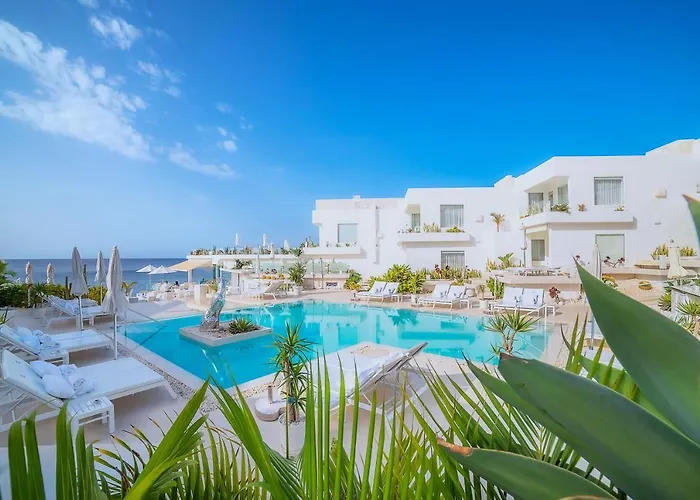 Lani's De Luxe - Adults Only