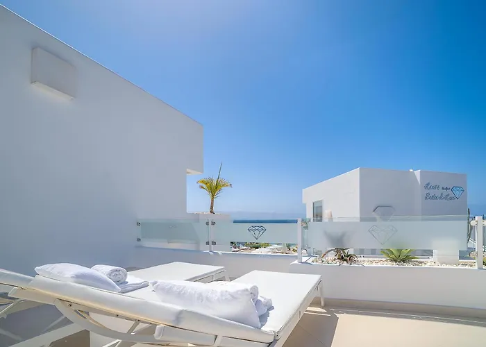 Lani's De Luxe - Adults Only