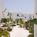 Lani's De Luxe - Adults Only