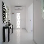 Lani's De Luxe - Adults Only Hotel