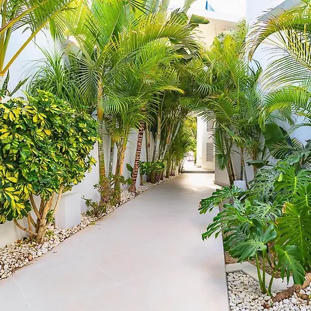 Lani's De Luxe - Adults Only 5*