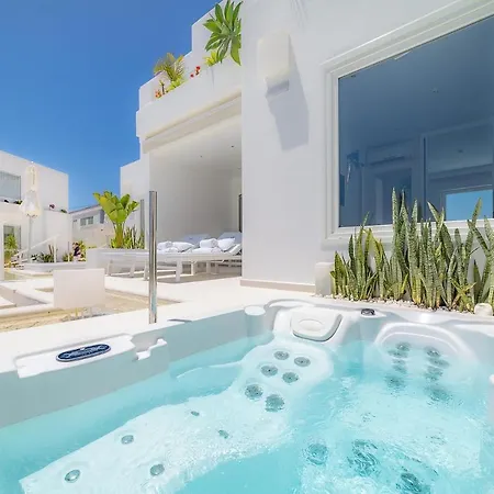 Lani's De Luxe - Adults Only