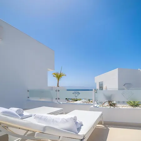 Lani's De Luxe - Adults Only