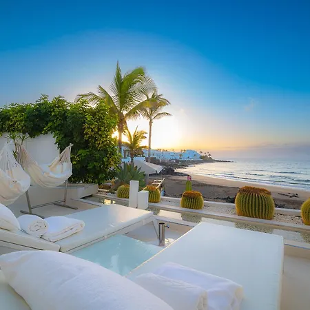 Lani's De Luxe - Adults Only Hotel