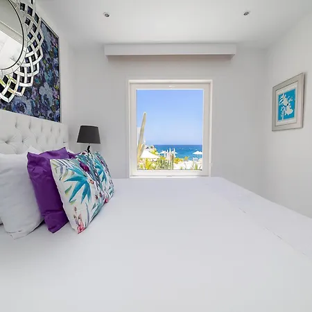 Lani's De Luxe - Adults Only Hotel