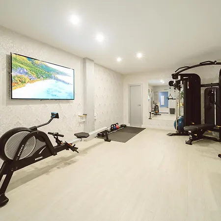 Lani's De Luxe - Adults Only Hotel