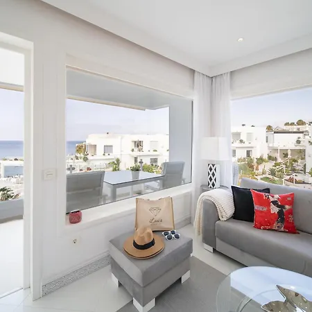 Lani's De Luxe - Adults Only Hotel