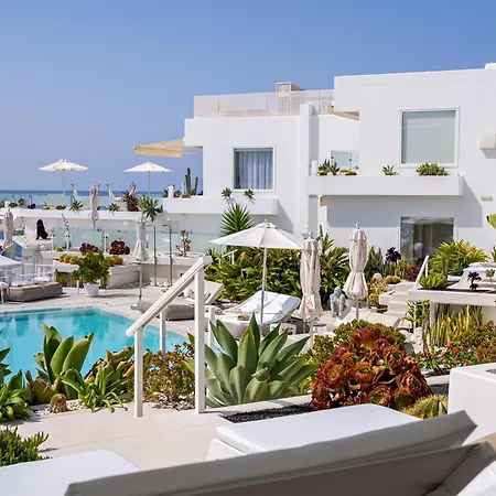 Lani's De Luxe - Adults Only