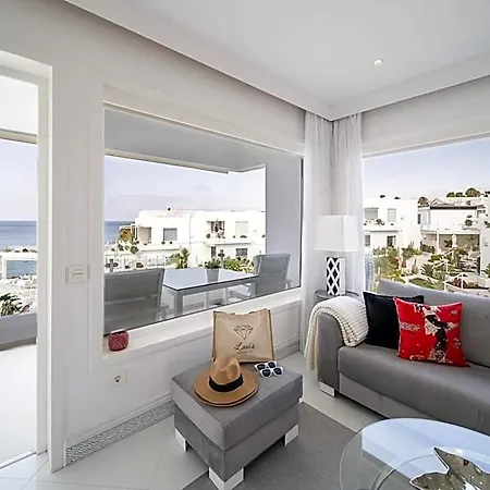 Lani's De Luxe - Adults Only Hotel