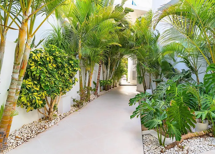 Lani's De Luxe - Adults Only 5*