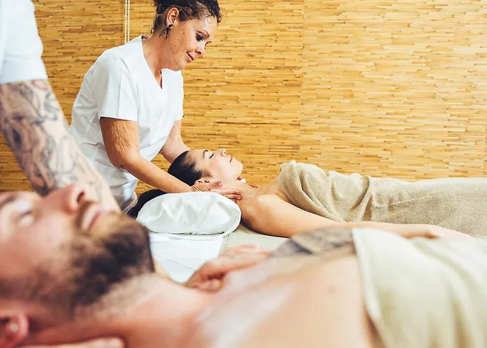 Lani's De Luxe - Adults Only