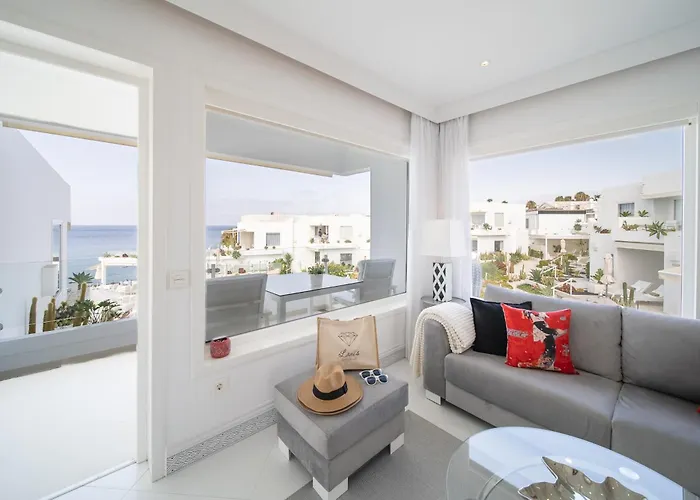 Lani's De Luxe - Adults Only Hotel