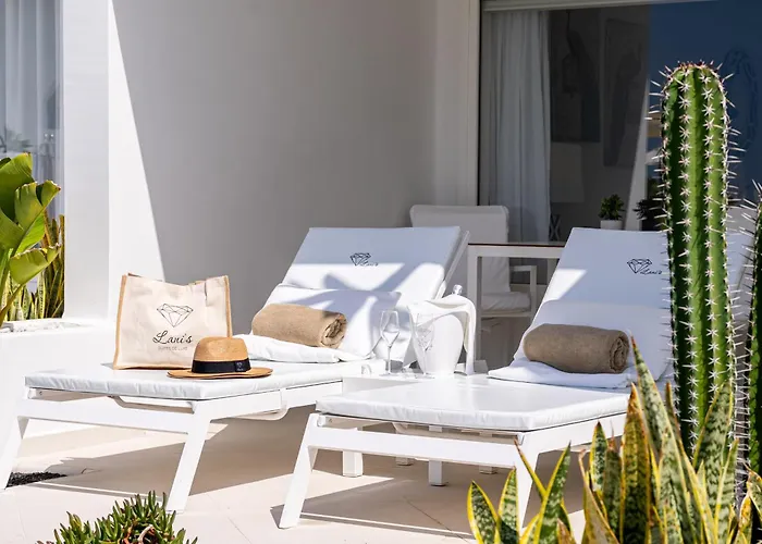 Lani's De Luxe - Adults Only Hotel