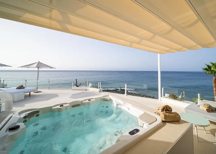 Lani's De Luxe - Adults Only