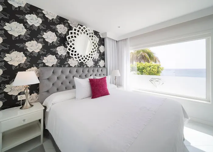 Lani's De Luxe - Adults Only Hotel