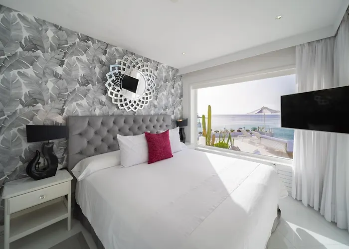 Lani's De Luxe - Adults Only Hotel