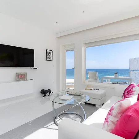 Lani's De Luxe - Adults Only Hotel