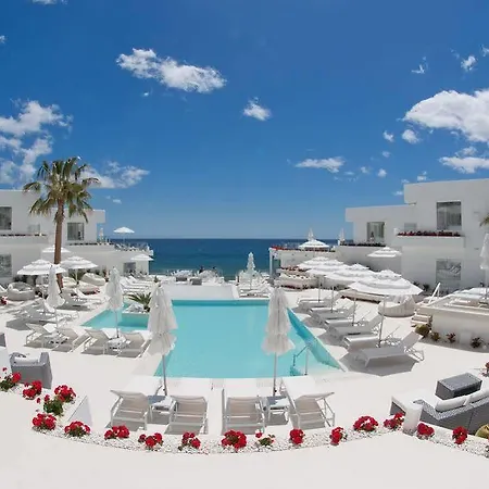 Lani's De Luxe - Adults Only Hotel