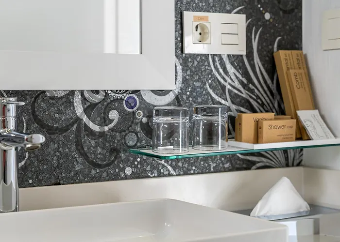 Lani's De Luxe - Adults Only