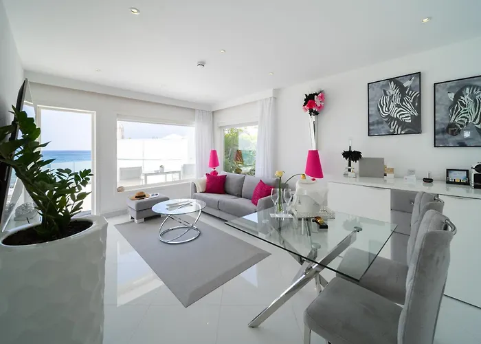 Lani's De Luxe - Adults Only Hotel